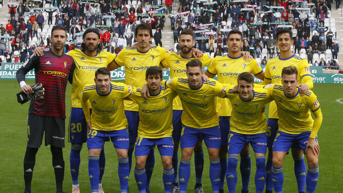 Formación inicial del Cádiz en el partido contra el Córdoba.
