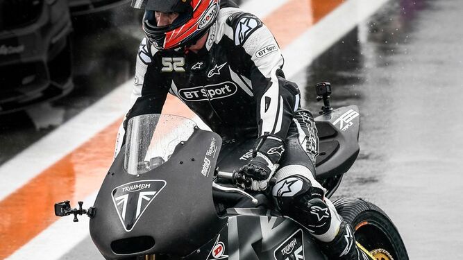 James Toseland, pilotando en Valencia el prototipo del motor Triumph Moto2 de 2019.