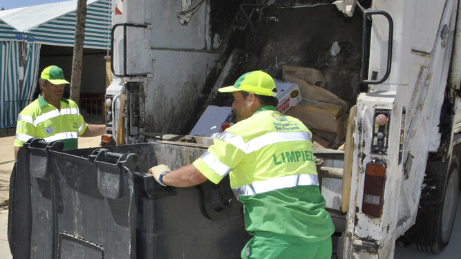 Operarios de los servicios de limpieza recogiendo residuos, en una imagen de archivo.