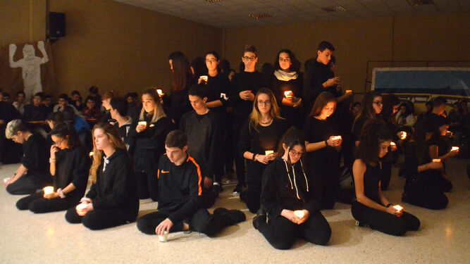 Un momento de la 'performance' realizada por alumnos del instituto Sancti Petri.