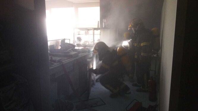 Los bomberos durante las tareas de extinción en la cocina del hotel
