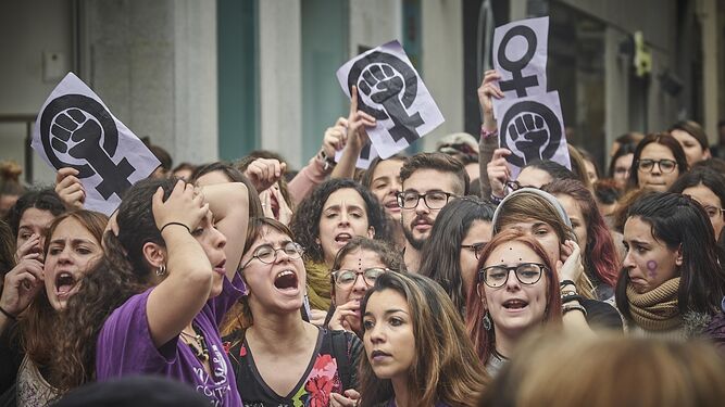 Una manifestación con jóvenes activistas feministas a la cabeza.