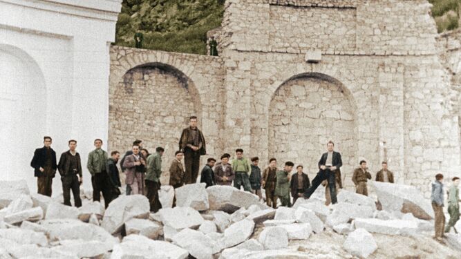 Prisioneros del Valle de los Caídos en una foto coloreada