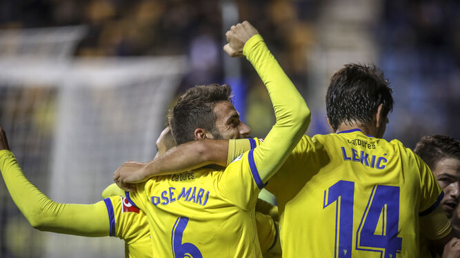 José Mari y Lekic celebran uno de los goles en el partido contra Las Palmas.