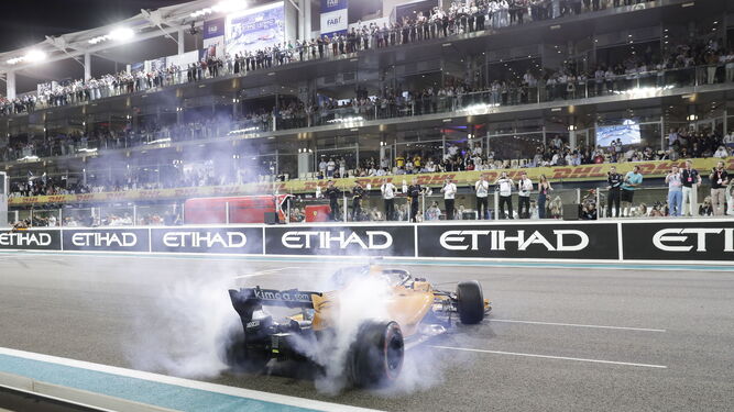 Alonso hace un 'donut' tras finalizar la carrera