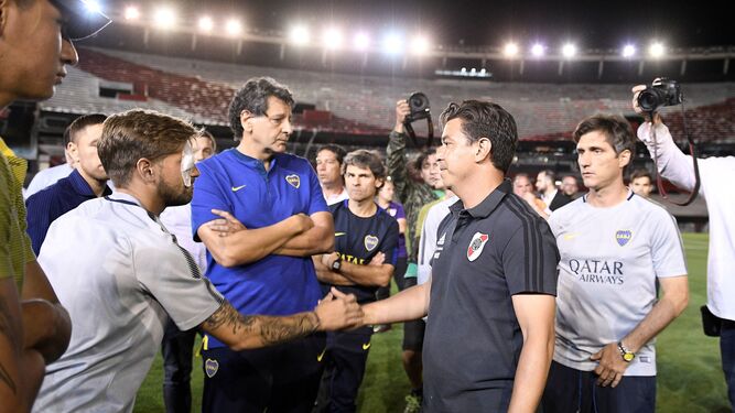 Gallardo saluda a un jugador de Boca afectado por el ataque de los hinchas de River.