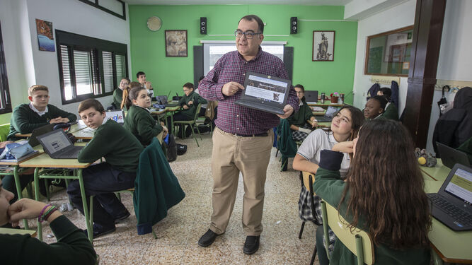 Eduardo Ruiz, en una clase del colegio Las Carmelitas hace unos días.
