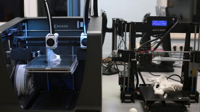 Impresoras 3D donde se construyen modelos de cara a la intervención en traumatología, por ejemplo.