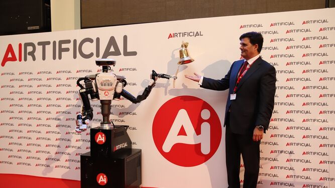 El presidente de Airtificial, esta mañana junto al robot que inauguró su cotización en Bolsa