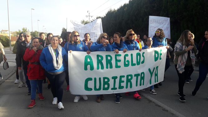 La manifestación convocada por el AMPA del colegio Maestro José Sabio.