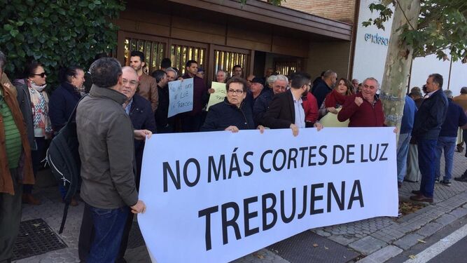La plataforma No Más Cortes de Luz en Trebujena, de protesta en Sevilla.