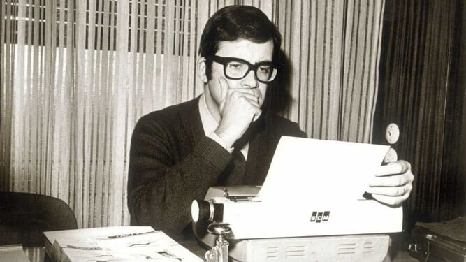 Chicho Ibáñez Serrador a principios de los 70 en su despacho