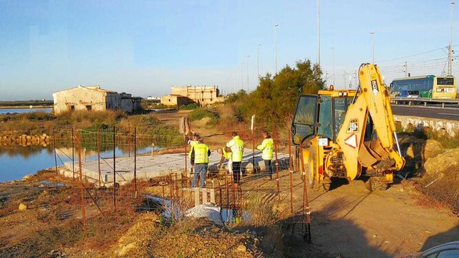Máquinas y operarios trabajando ayer en el desvío de la tubería del Consorcio de Aguas de la Zona Gaditana, en las proximidades deRío Arillo.
