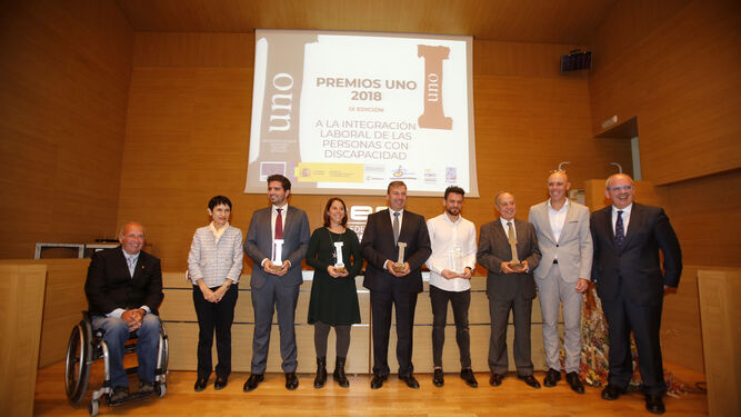 Premiados y representantes de las entidades que otorgan los Premios Uno, tras la entrega.
