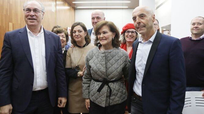 Carmen Calvo, en el centro, dirigentes socialistas.