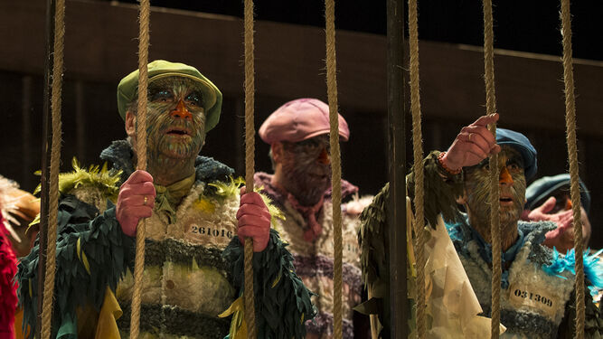 La comparsa ‘Los prisioneros’, en una de sus actuaciones del pasado Concurso del Gran Teatro Falla.