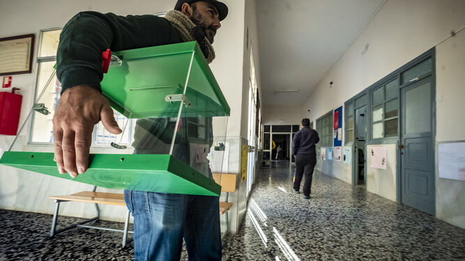 Colocación de las urnas para estas elecciones andaluzas en un colegio de Cádiz.