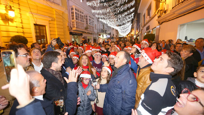 El alcalde junto a jóvenes de Asodown pulsan el botón del encendido navideño.