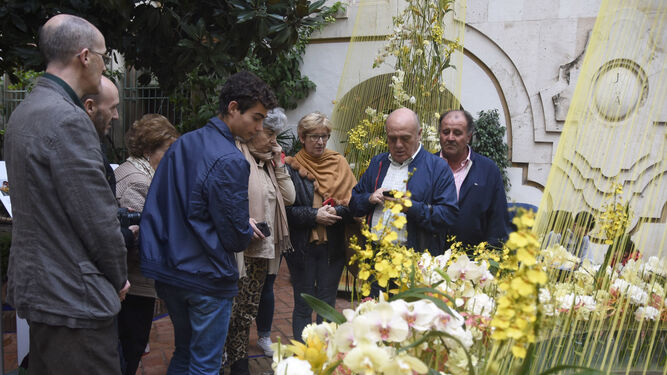 Turistas visitan una de las creaciones del Festival Flora.