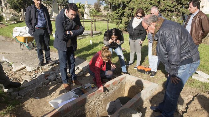 Visita institucional de Diputación a los trabajos de exhumación de SOS Bebés Robados Cádiz en el cementerio de San José a principios de noviembre.