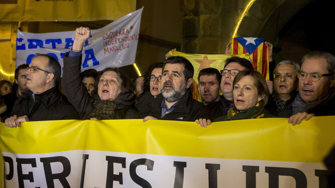 Carme Forcadell (2d), Jordi Sánchez  (3d), Jordi Turull  (i) y  la diputada de la CUP, Gabriela Serra (2i), en una manifestación