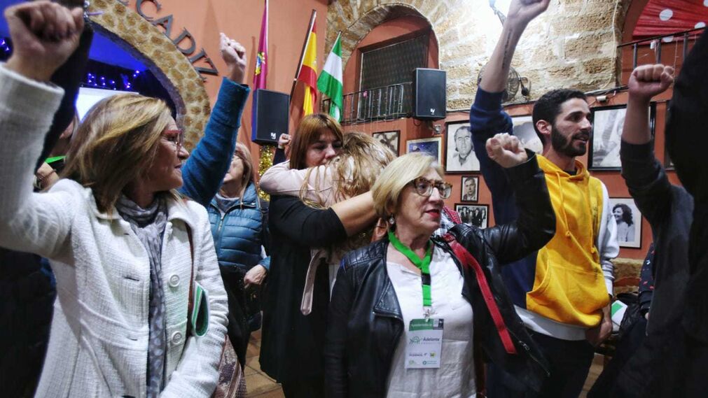 Militantes de Adelante Andaluc&iacute;a tras conocerse los resultados de las elecciones andaluzas.