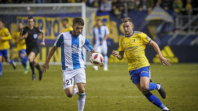 Carrillo pugna por el balón con un jugador del Espanyol en el encuentro de ida.
