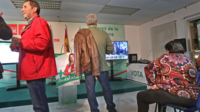 Militantes socialistas siguen los resultados de la elecciones por Canal Sur