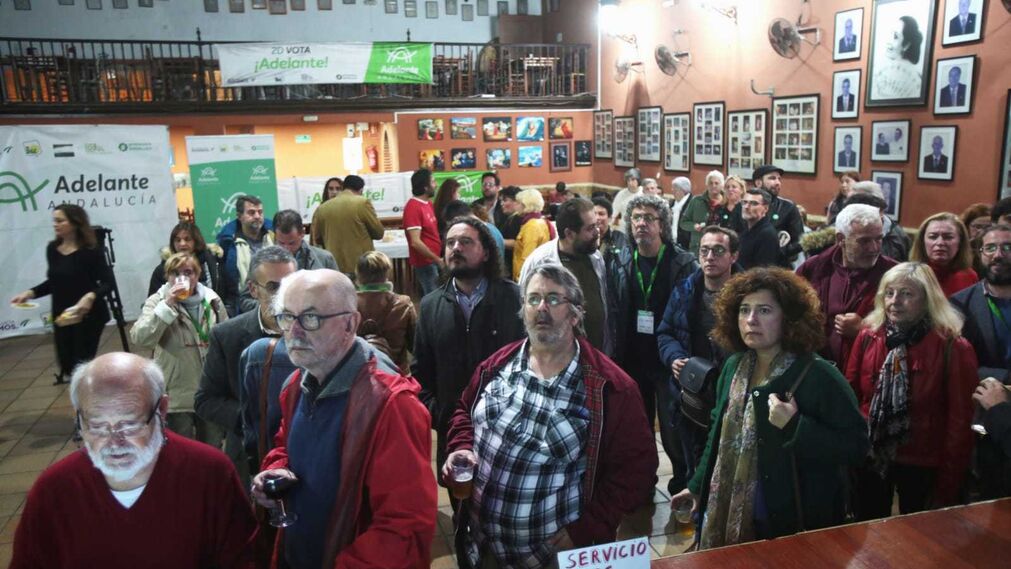 Militantes de Adelante Andaluc&iacute;a, reunidos en la pe&ntilde;a flamenca La Perla para seguir los resultados