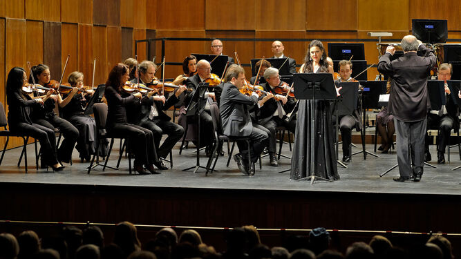 La Orquesta Ciudad de Granada en el Gran Teatro Falla con Ruth Rosique.
