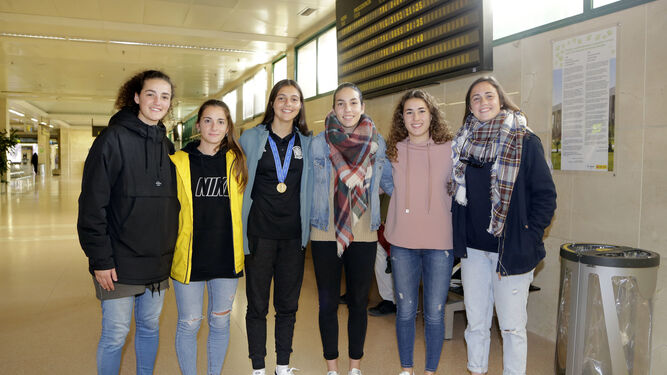 Compañeras del Cádiz CF acudieron al aeropuerto a recibir a Tere, que ha posado con su medalla.