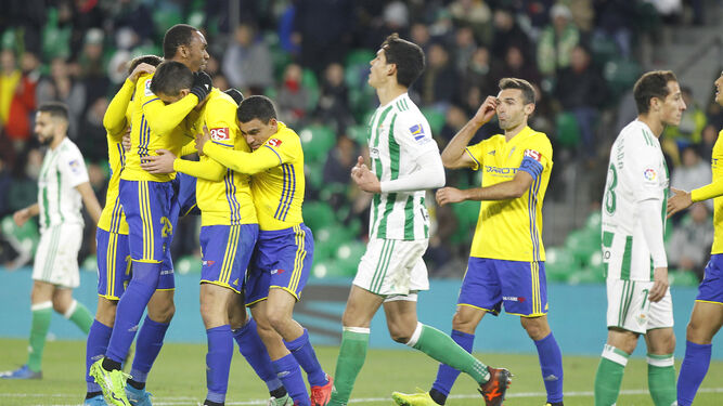 Los jugadores del Cádiz se abrazan tras uno de los cinco goles de la temporada pasada.