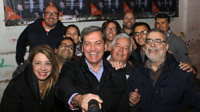 Un 'selfie' de integrantes de Ciudadanos Sanlúcar con su portavoz municipal, Javier Gómez Porrúa, a la cabeza.
