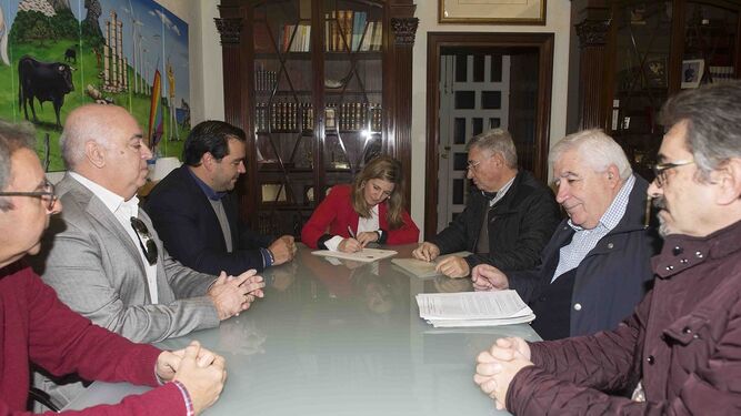 Irene García, junto al diputado Salvador Puerto, firma la adhesión en presencia de miembros del Aula de Cultura.