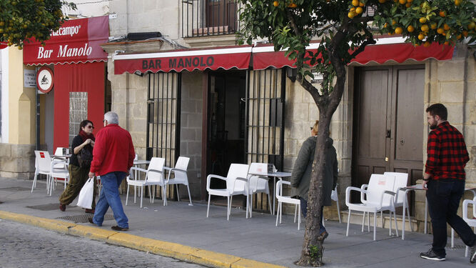 El Bar Manolo se ubica en plena calle Larga, frente a la plaza de Peral.