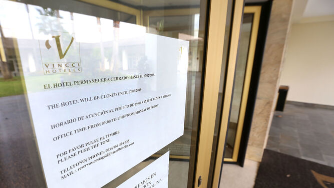 Cartel en la puerta de un establecimiento hotelero en el que se anuncia el cierre temporal.