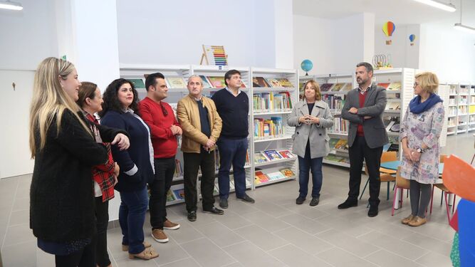 Un momento de la visita municipal a la Biblioteca 'Rafael Alberti' por su reapertura al público.