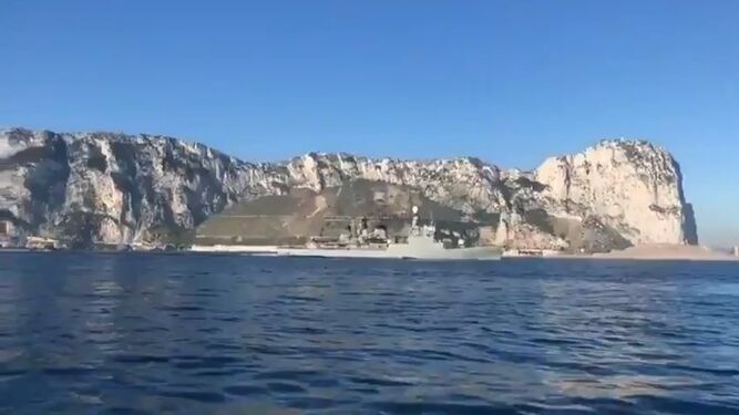 El 'Infanta Elena'  navega junto a Gibraltar.