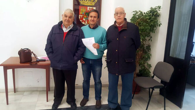José Antonio Montilla, concejal del Mayor, junto a integrantes de la Asociación de Pensionistas
