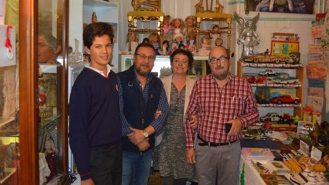 Álvaro Bedoya, Kiko García, Toñi del Castillo y Pepe Jiménez, en el stand del coleccionista.