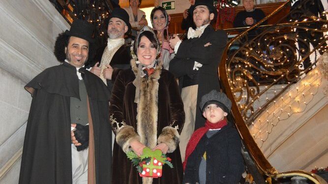 El grupo  de Ida y Vuelta, durante la inauguración del 'Puente hacia la Navidad' en la Casa Arámburu.
