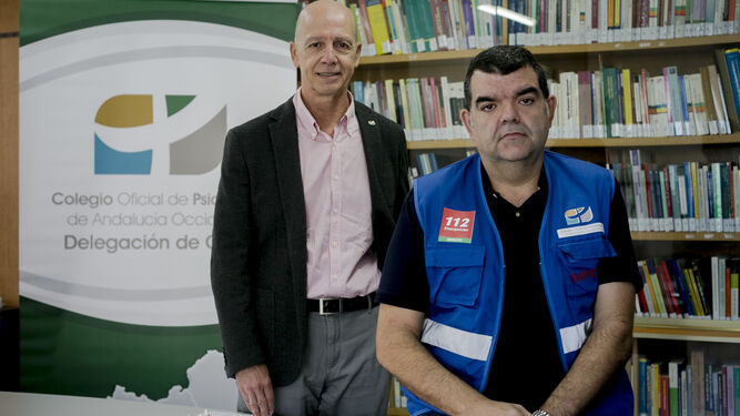 Jerónimo Acosta y Oscar Lirio en la delegación de Cádiz del Colegio Oficial de Psicología de Andalucía Occidental.