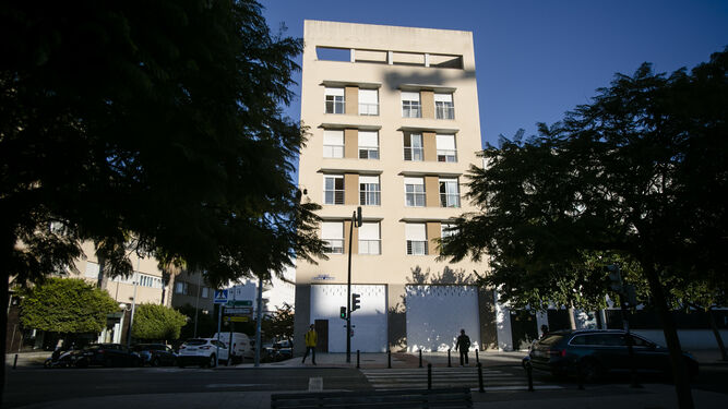 Una imagen del edifcio conocido como La Corrala de la Bahía, situado en la intersección de las avenidas Portugal con Juan Carlos I.