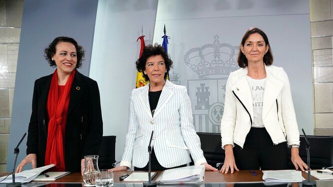 La ministra de Trabajo Magdalena Valerio, la ministra Portavoz Isabel Celaá y la ministra de Industria Reyes Maroto
