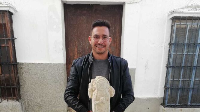 El asidonense, Daniel Caballero, sostiene una de las piezas donadas para el archivo histórico de la localidad.