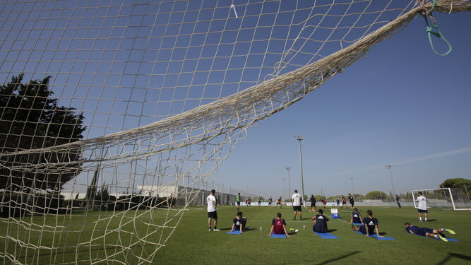 Los jugadores del Cádiz trabajan en mitad de un entrenamiento en El Rosal.