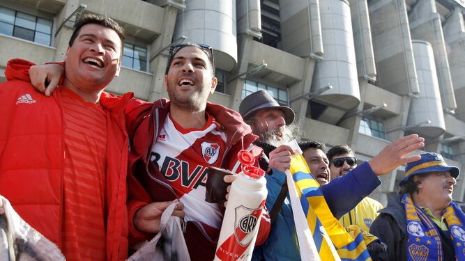 Aficionados del River Plate y el Boca Juniors, en las inmediaciones del estadio Santiago Bernabéu