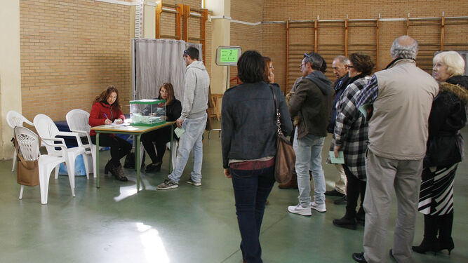 Una imagen del colegio electoral instalado en el IES Pintor Juan Lara.