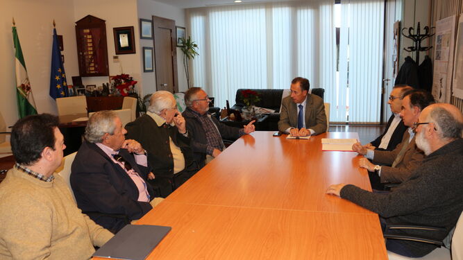 Román con la comisión compuesta por ex concejales en una reunión celebrada en el despacho de la Alcaldía.