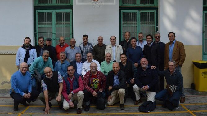 El grupo de antiguos alumnos del colegio San Felipe Neri de Cádiz centro, que iniciaron sus estudios en el mismo en el año 1967 formando parte de una clase, durante su encuentro con los profesores Aurelio Moreno, Pedro Rodríguez y Victoriano Viñuelas.